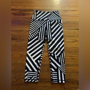 Victoria’s Secret sport women’s xs black white striped geometric crop le…